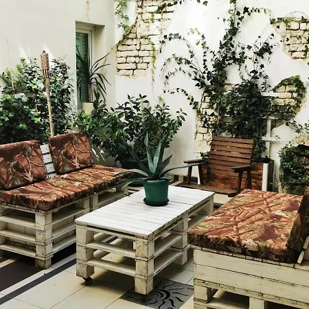 Belgrade Centre Garden Lair Max 8 Guests Apartment *